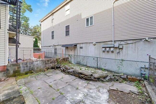 Building Photo - 1053 Summit Ave