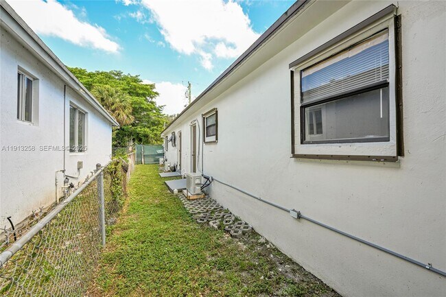 Building Photo - 1710 NW 9th St