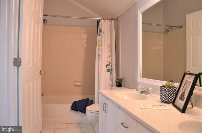 Building Photo - 3311 Lakeside View Dr