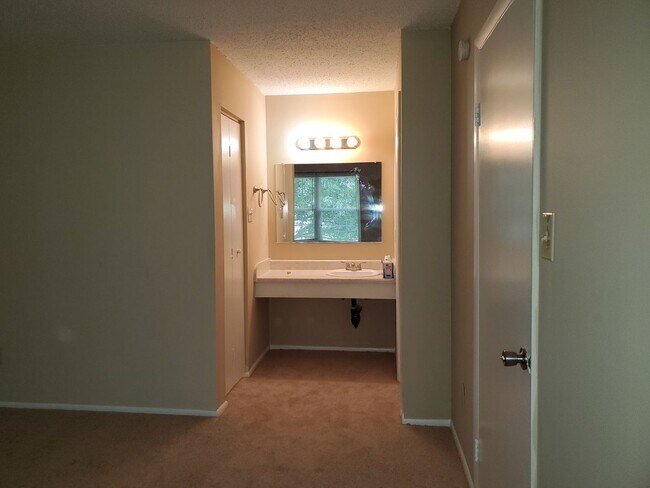 Building Photo - 327 Thalia Station Ct