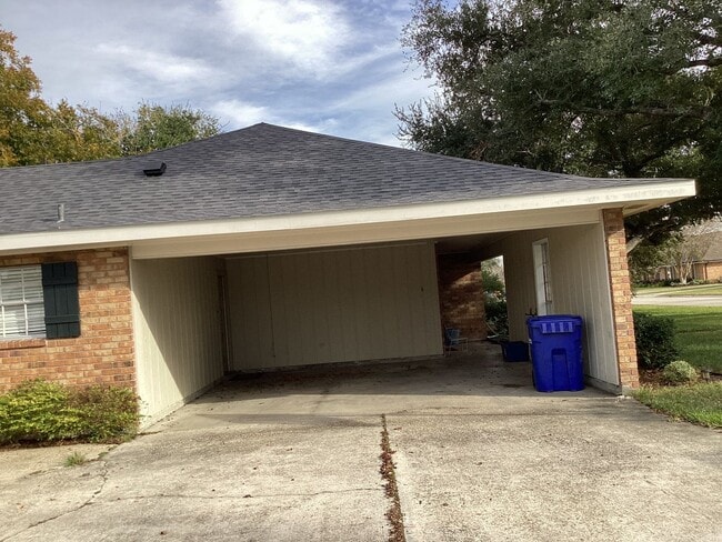 Building Photo - 4-bedroom, 2-bathroom home!