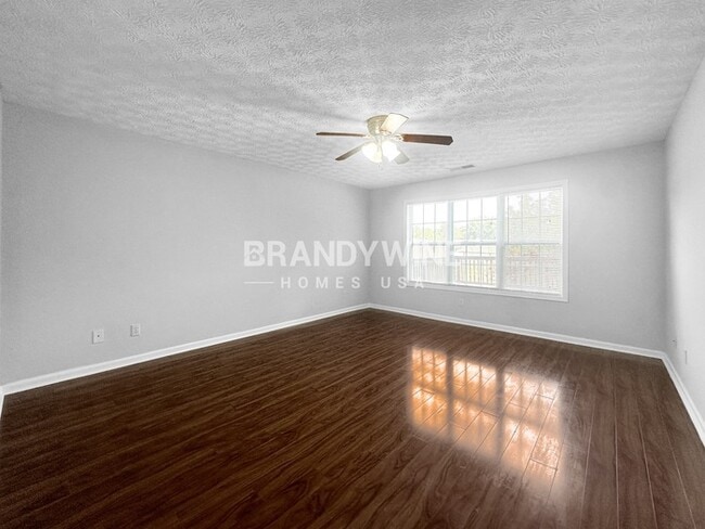 Building Photo - 2033 Lake Paradise Rd