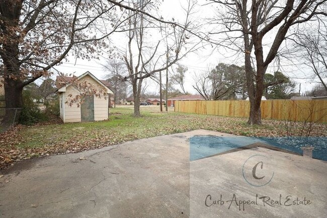 Building Photo - 3-bedroom, 1 bath house!!!