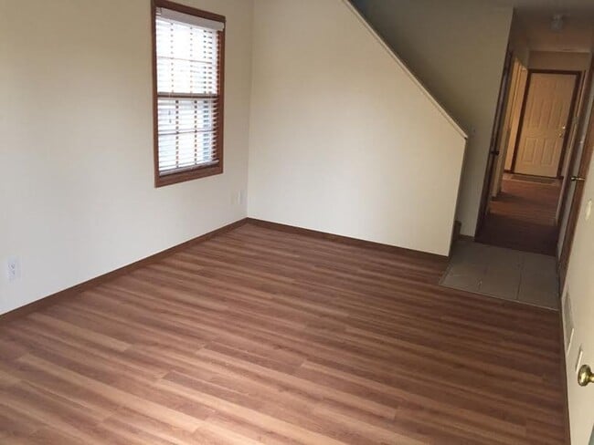 Building Photo - 3 x1.5 home off Lawrence Ave!