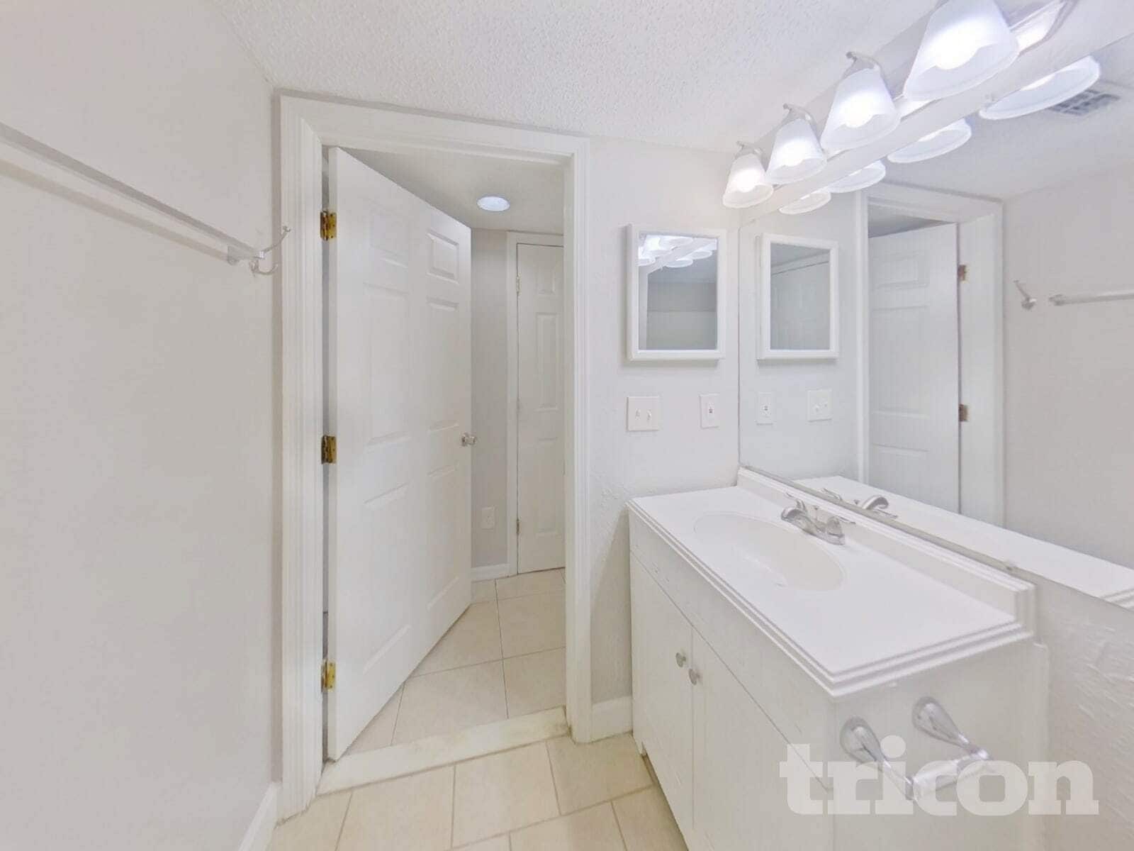 Building Photo - 12739 Serenade Cir N