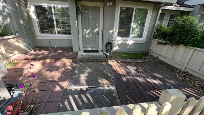 Building Photo - Townhouse 2 bedrooms, 2 1/2 baths, 2 car g...