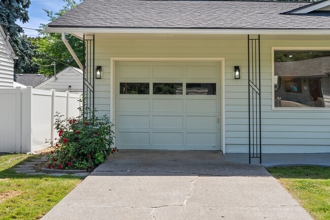 Building Photo - Beautifully Remodeled 4-Bedroom Rancher in...