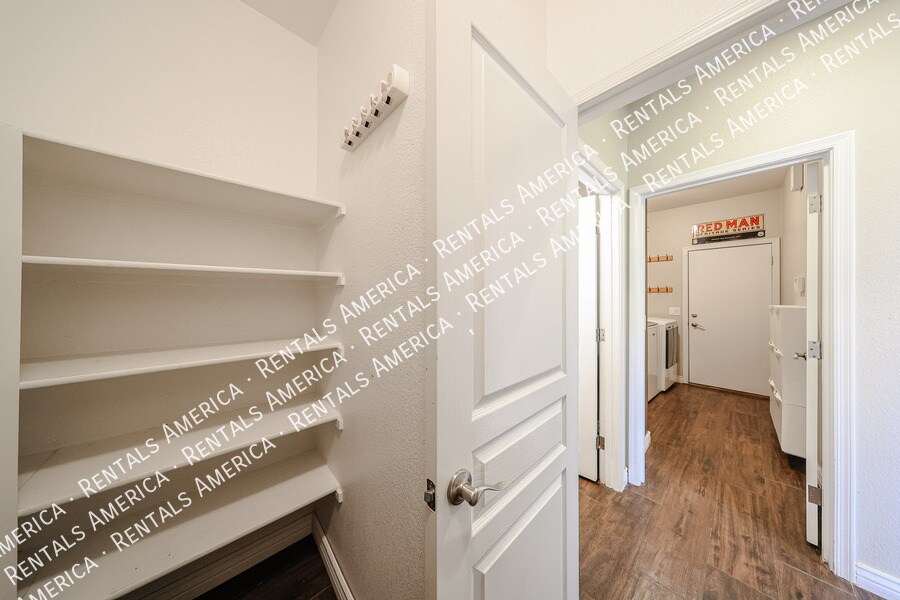 Building Photo - 3920 E Remington Dr