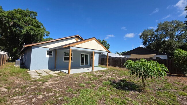 Building Photo - Charming 2BR/2BA + 1 car garage with Large Backyard in Sarasota