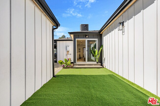 Building Photo - 5928 Tobias Ave