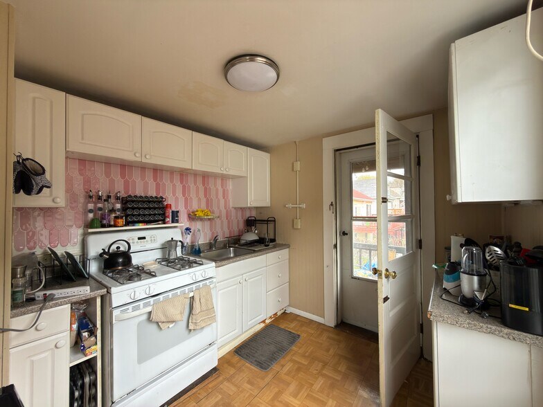 Building Photo - 19 Strathmore Rd