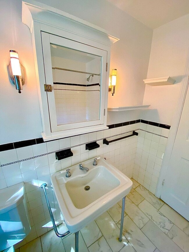 Building Photo - Stunning 4 Bed/3.5 Bath Historic Home - Be...