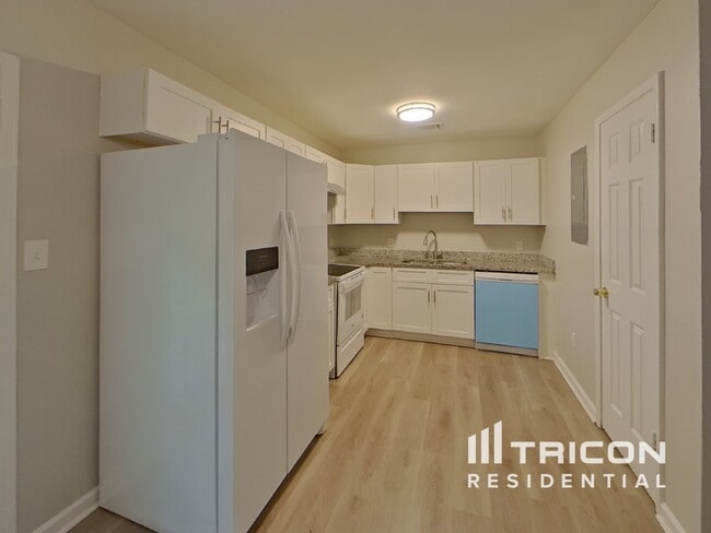 Building Photo - 2943 Pebblebrook Dr