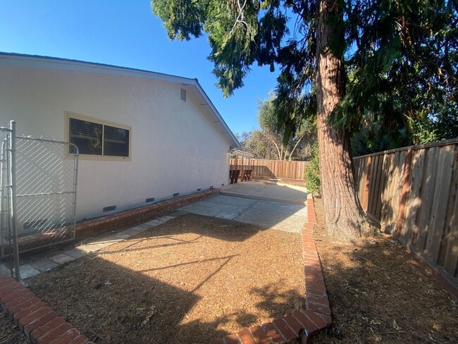 Building Photo - Dublin, Cedar Lane, 3BD/2BA, one-story in Echo Park