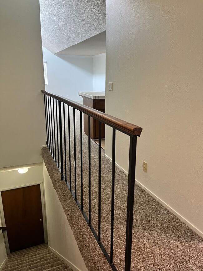 Building Photo - 2 bedroom, 1 bath condo with garage