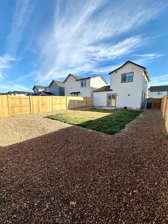 Building Photo - Bright & Modern in NW Redmond