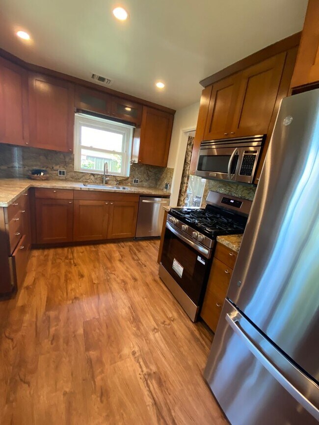 Building Photo - 2414-18 Monroe Ave