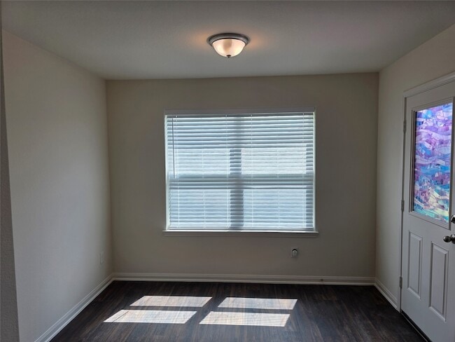 Building Photo - 723 Crystal Lakes Dr