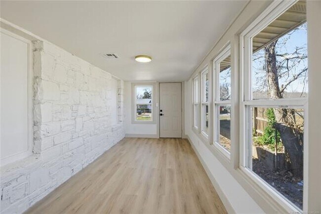 Building Photo - Gorgeous 3 bedroom 1 bath Duplex on street level (separate studio located below).