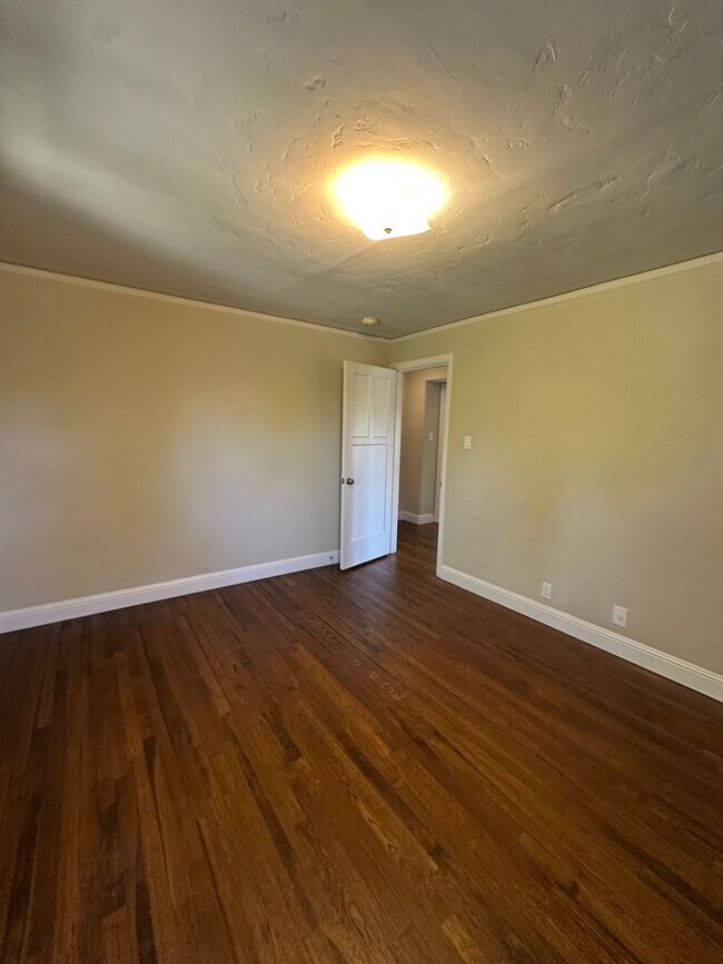 Building Photo - 49-1405