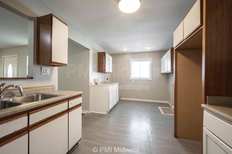 Building Photo - 3748 N Hawthorne Ln