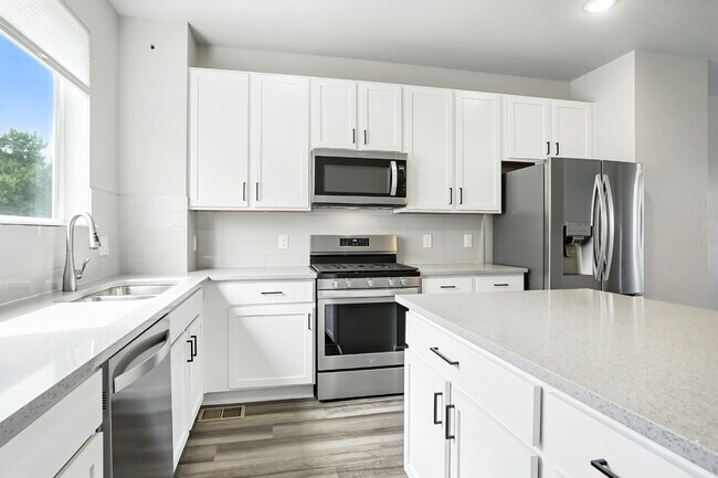 Building Photo - Modern 2-Bed, 2.5-Bath Townhome with Garage