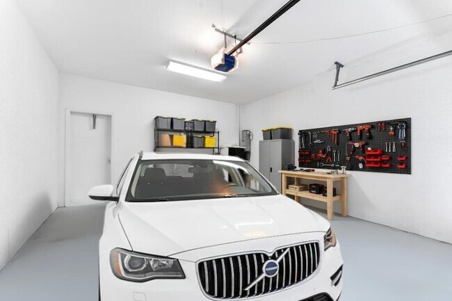 Building Photo - 2469 NE 14th St