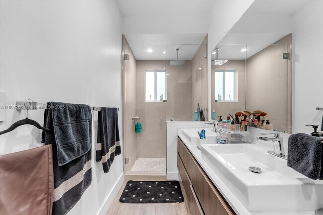 Building Photo - 3048 SW 18th St