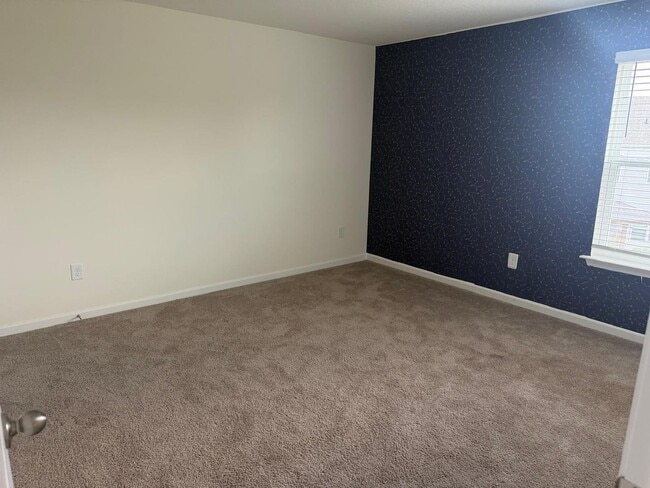 Building Photo - 915 Utopia Ln