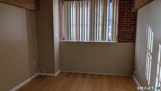 Building Photo - 839 Main St