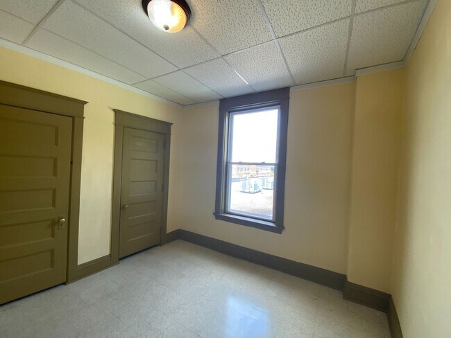 Building Photo - 786 7th St E