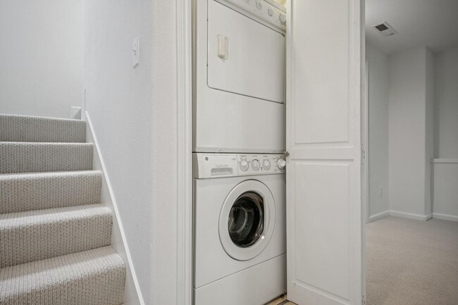 Building Photo - 2BD/1.5BA LIGHT & BRIGHT, MILL VALLEY HOME WITH OPEN FLOOR PLAN!