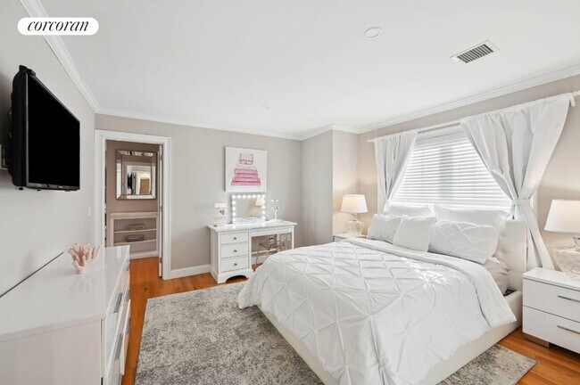 Building Photo - 270 Montauk Hwy