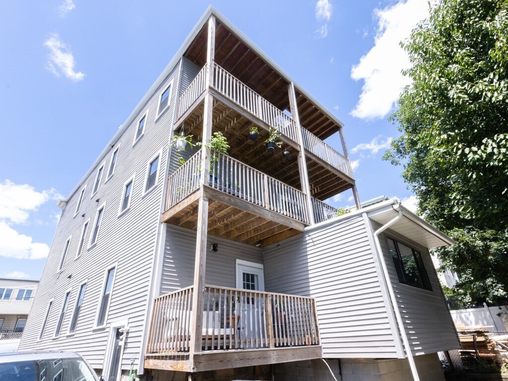 Building Photo - 447 Frankfort St
