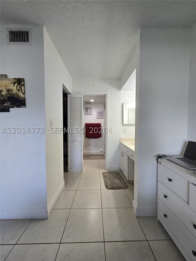 Building Photo - 1001 Coral Club Dr