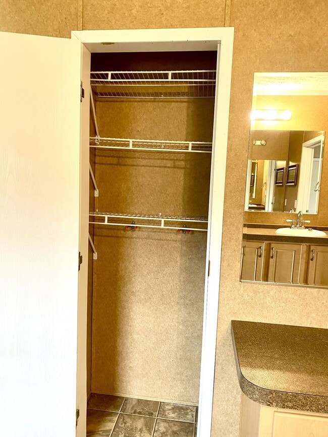 Building Photo - Quiet home in the country