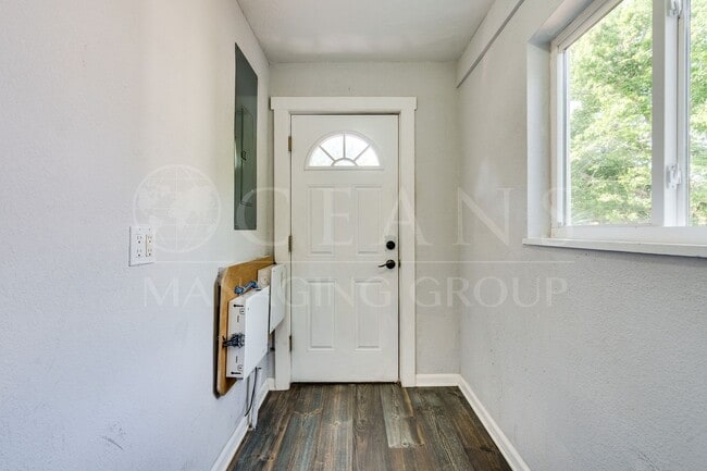 Building Photo - Charming 2 Bed, 2 Bath Home Near the World...