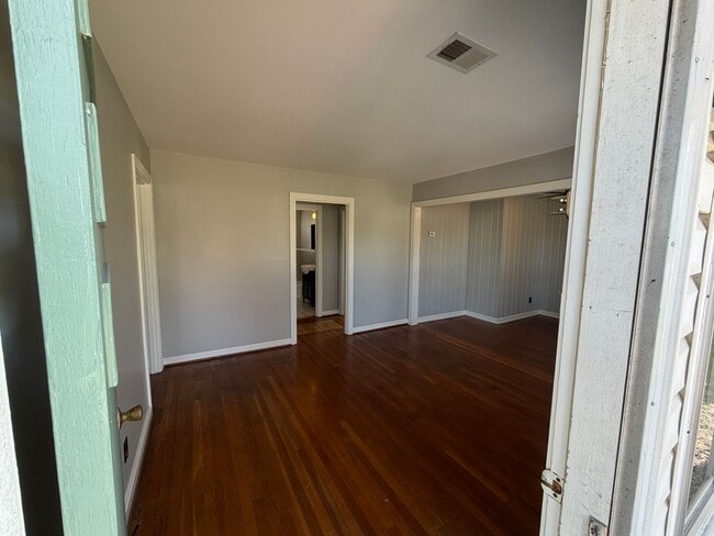 Building Photo - LIve in beautiful downtown Franklin!