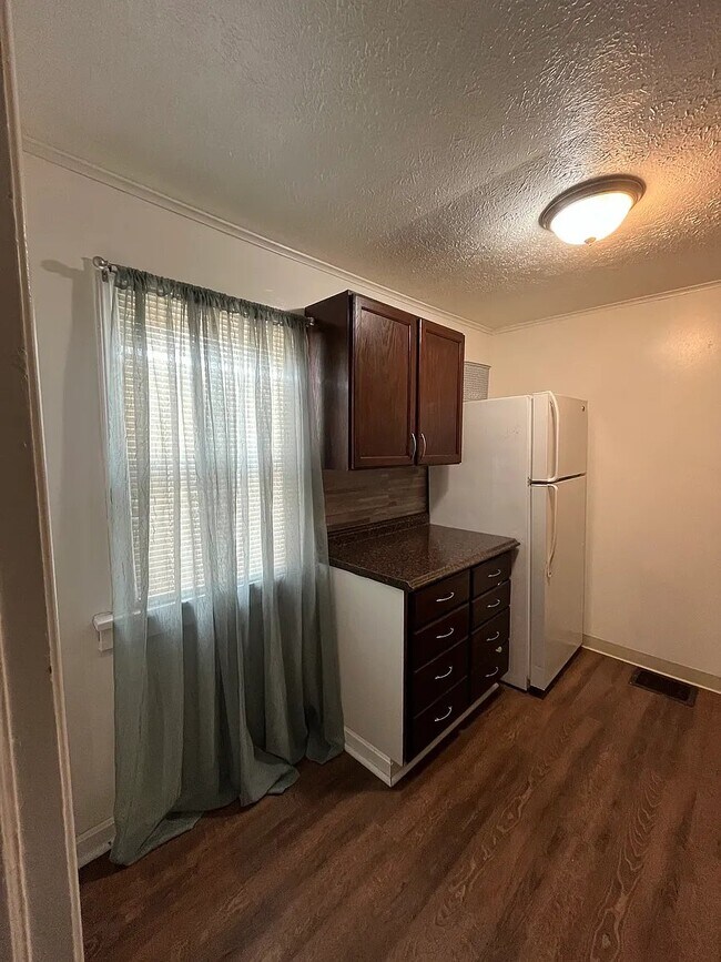 Building Photo - 18 Meadowlawn Dr