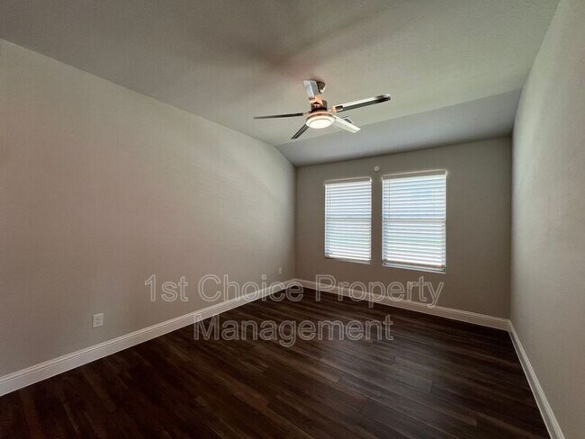 Building Photo - 2101 Sun Star Dr