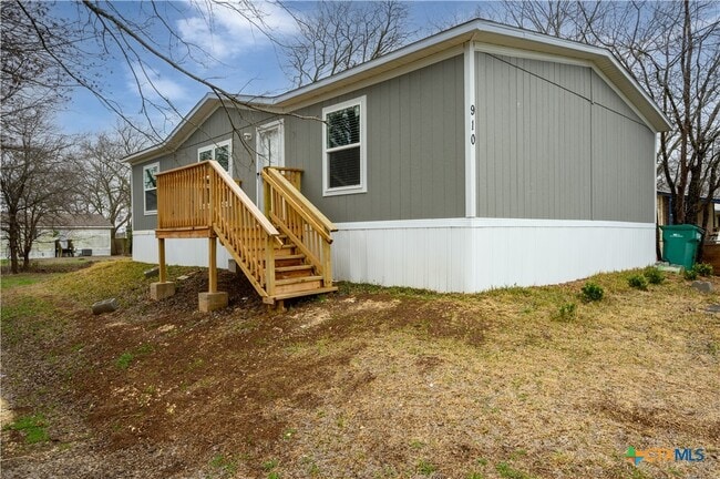 Primary Photo - 910 Ashwood Dr