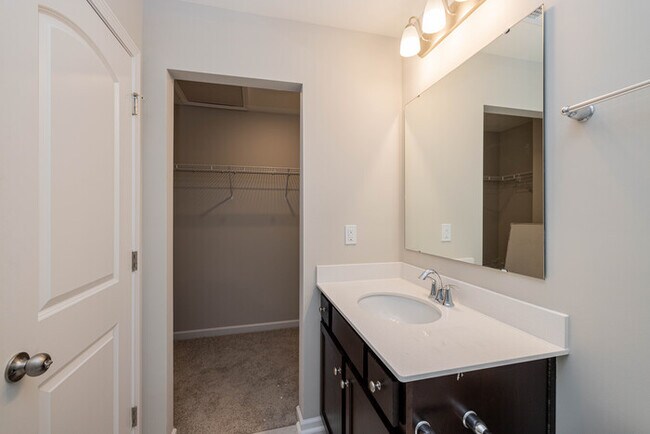 Building Photo - BEAUTIFUL 3BD/2.5BTH Townhome - MALLARD CREEK