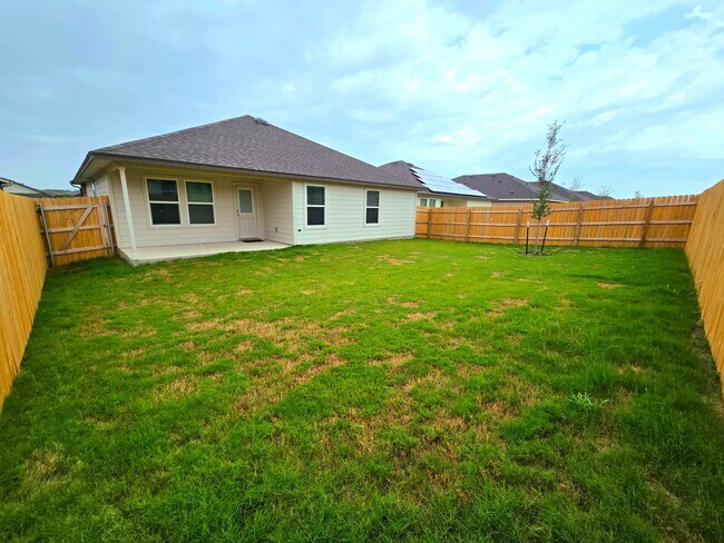Building Photo - Open Concept 3 Bed 2 Bath