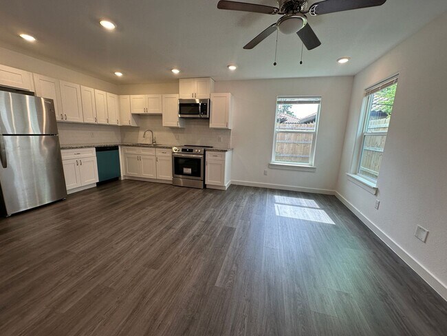 Building Photo - 3-Bedroom Duplex with Modern Finishes & Fu...