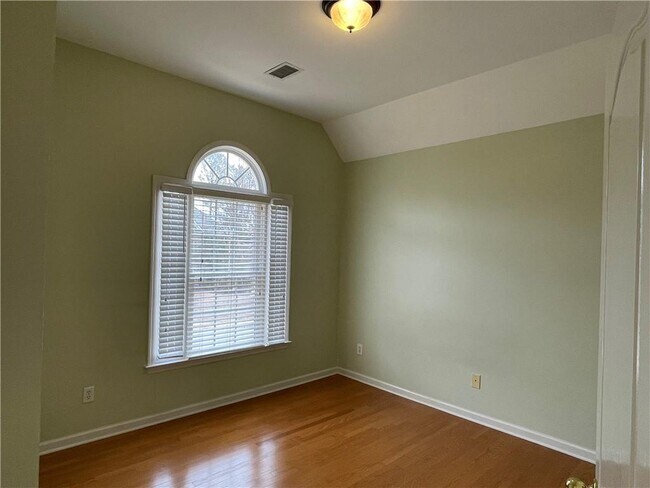 Building Photo - 245 Gladeside Path