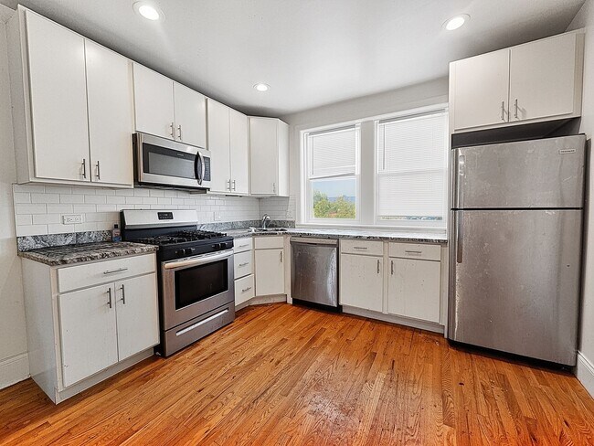 Building Photo - Spacious Renovated Top Floor 2bed/1bath In West Rogers Park