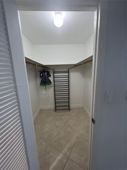 Building Photo - 6039 Collins Ave