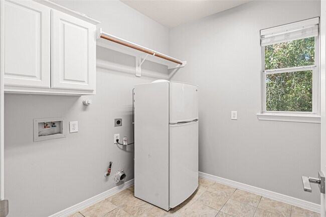 Building Photo - 112 White Dr