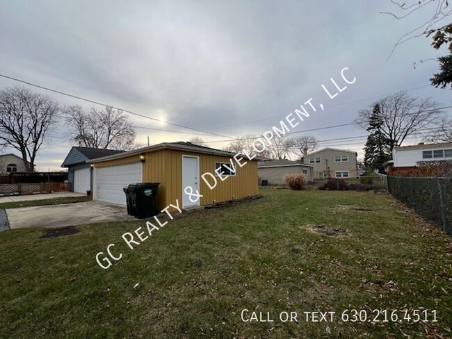 Building Photo - ***3 BDRM DETACHED HOME / 2 CAR GARAGE / R...