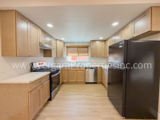 Building Photo - 1136 Gian Dr